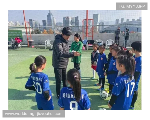 足球女孩踏上逐梦绿茵场用坚持与热爱书写成长传奇故事的灿烂篇章路